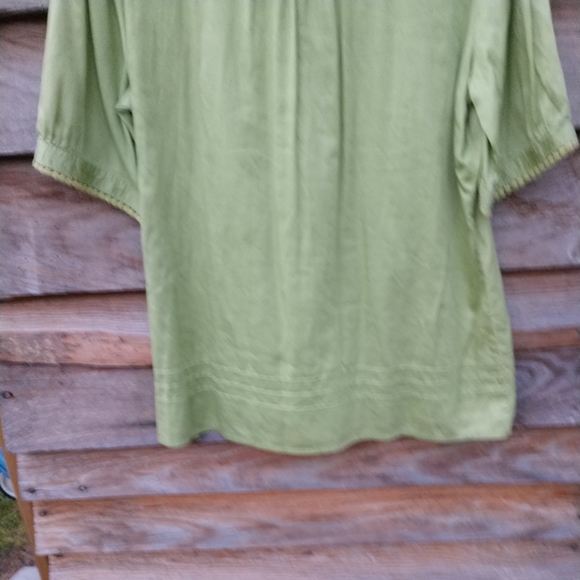🎉SALE $5 🎉Women's Blouse Lime Green With Embroidery On Front & Sleeves XL. - Picture 9 of 9
